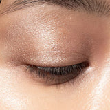 Přírodní metalický oční stín Closer